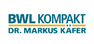 Logo "BWL KOMPAKT" von Dr. Markus Käfer in türkisblauer Schrift auf weißem Hintergrund. Das Logo zeigt den Markennamen in klarer, moderner Typografie mit dem Namen des Autors darunter.